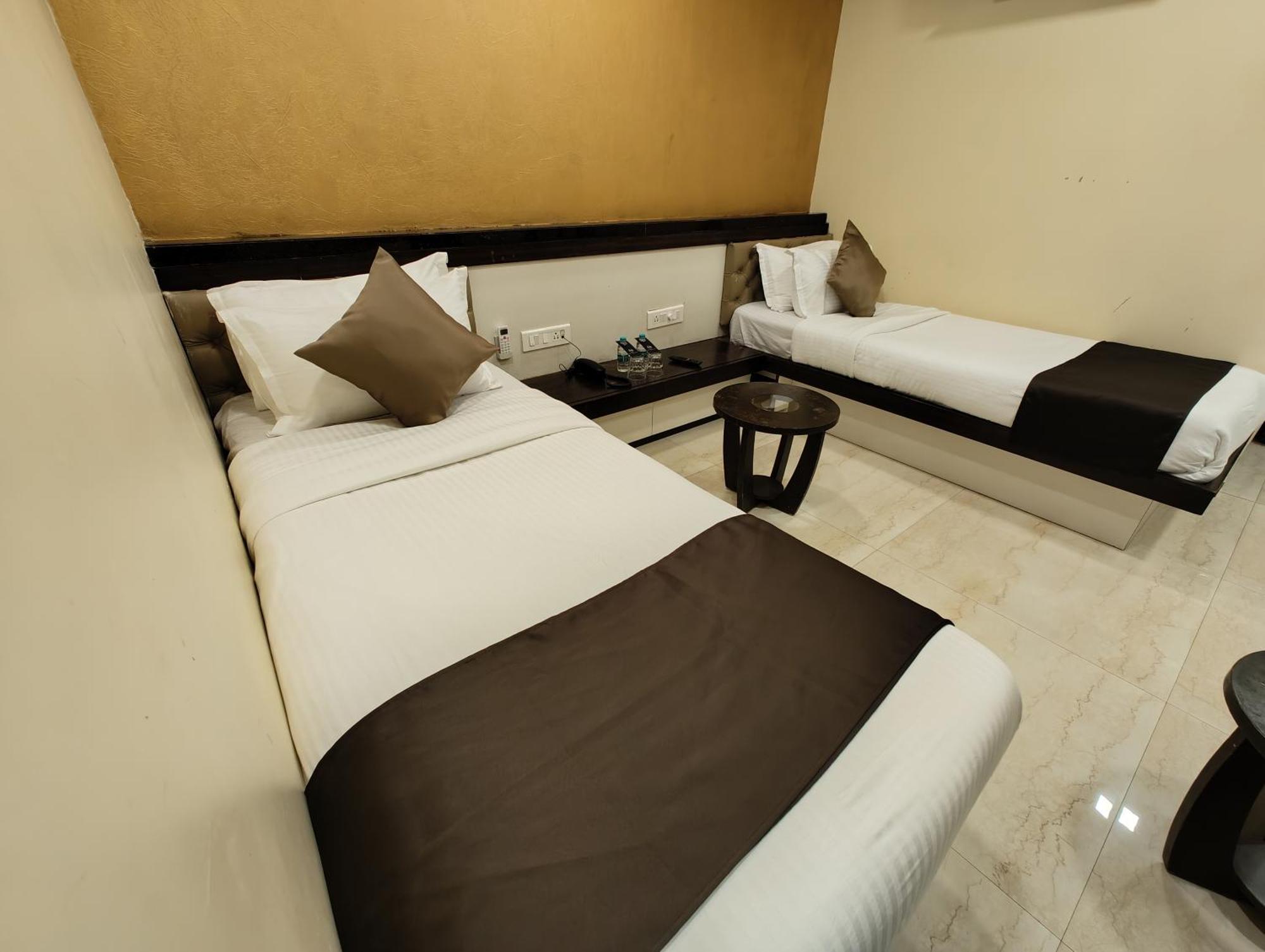 The Majlis - Colaba 3* Bombay