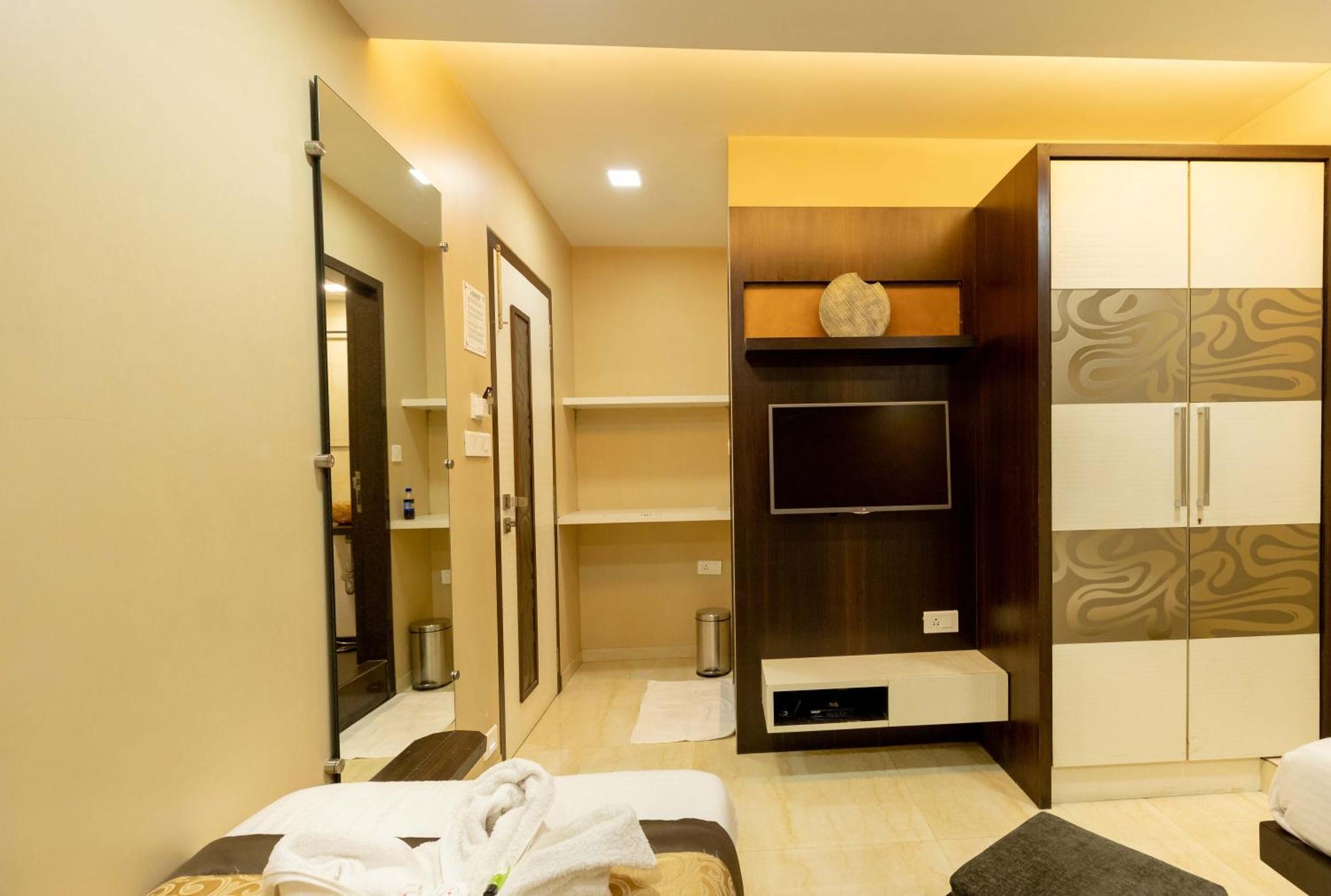 The Majlis - Colaba 3* Bombay